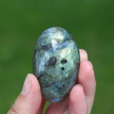 Labradorite Crystal Benefits: Intuition, Clarity, Protection & Balance